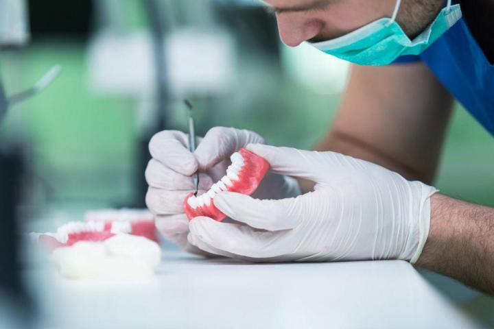 Conception de prothèses dentaires sur Place